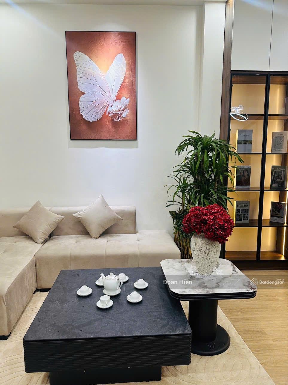 Giá tốt, nhà đẹp phố Ngọc Khánh, ngõ ba gác thông, 20m ô tô tránh, mặt tiền 4.5m, sổ vuông 28/36m2