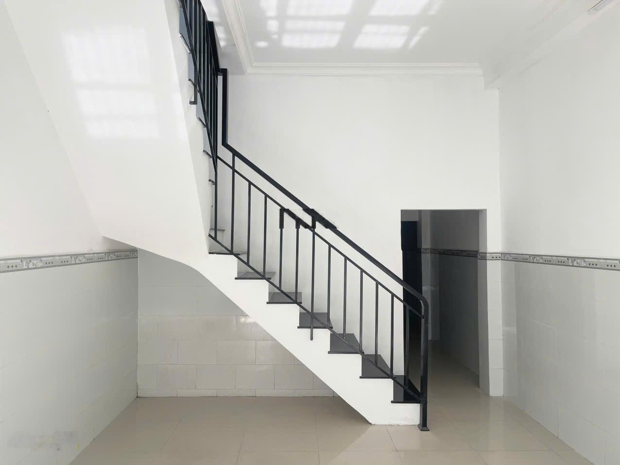 Bán nhà 2 tầng gần đường Quốc Lộ 13 48m2 ngang 4m đối diện Vạn Phúc chỉ 4,3 tỷ