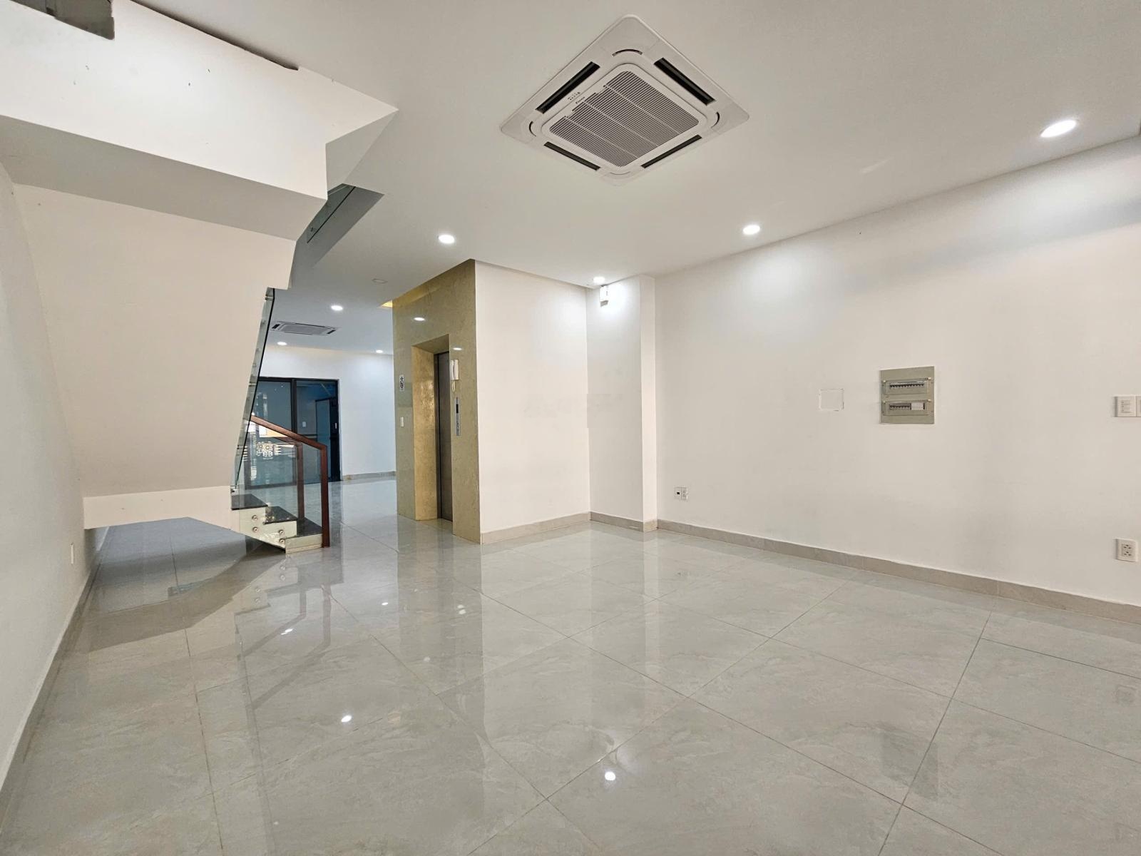 Cho thuê tầng trệt 5x20m đường thông thoáng nhà có lối thông hành, thang máy, 02 máy lạnh âm trần.