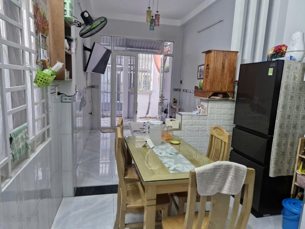 Bán nhà góc 2 mặt tiền Thủ Đức, DT 50m², 1 trệt 2 lầu, gần chợ, giá 4,6 tỷ