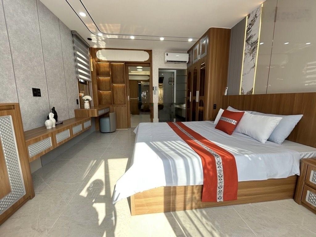 Nhà mới, xách vali về ở ngay, giáp Vincom Nam Long - Trần Trọng Cung, 5x14m, 4 tầng chỉ 9 tỷ