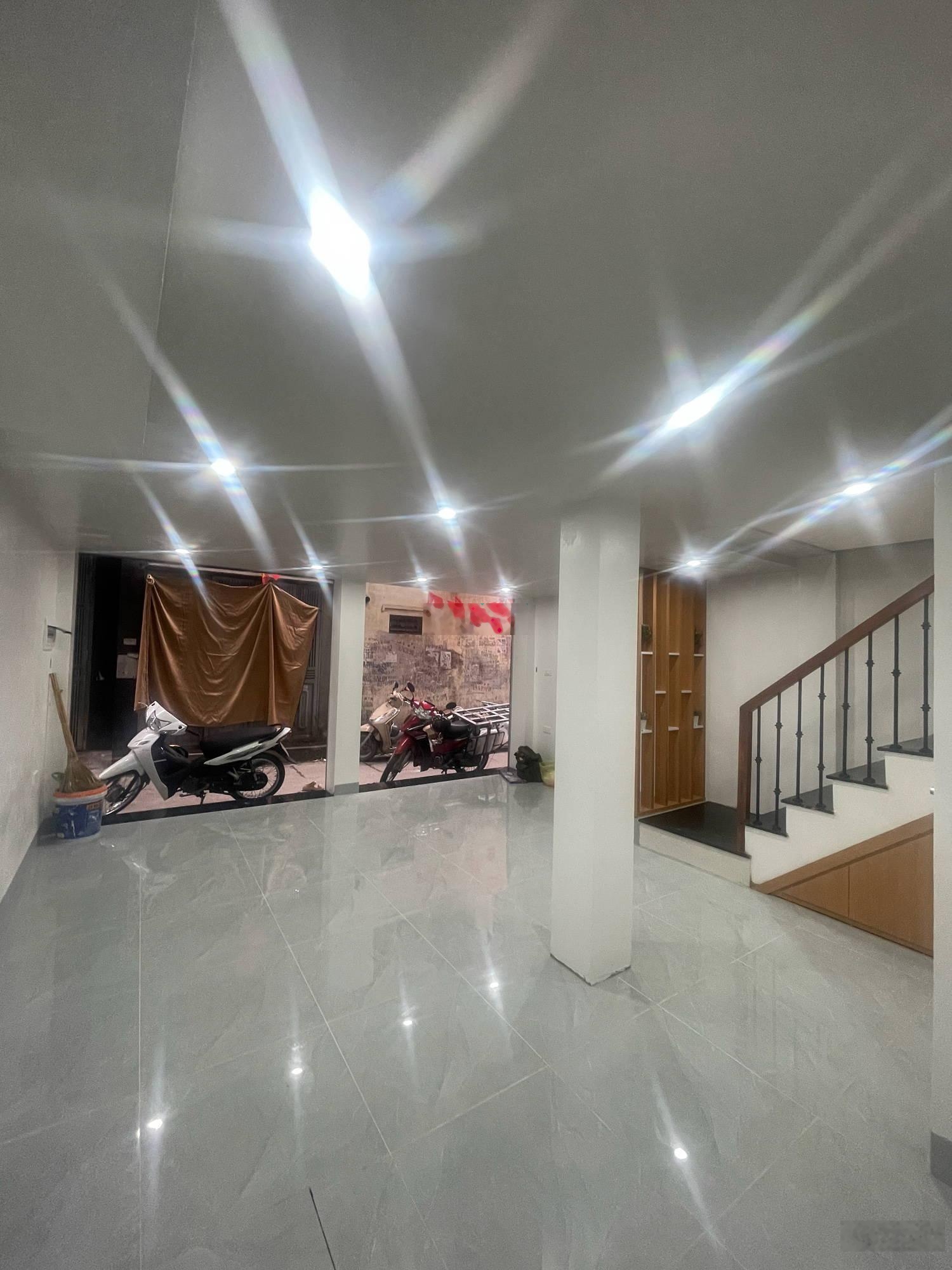 Bán gấp nhà Giáp Bát 32m2 5 tầng ngõ ô tô sát mặt phố kinh doanh