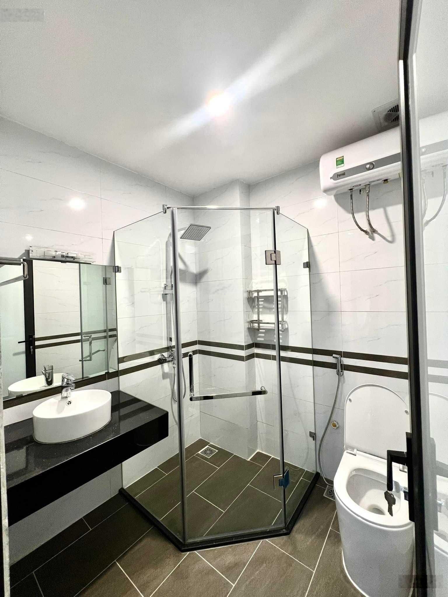 Nhà đẹp thoáng sáng tại Đội Cấn 40m2 4 tầng với 3 ngủ đủ nội thất, ngõ xe ba gác giá hợp lý 15tr/th