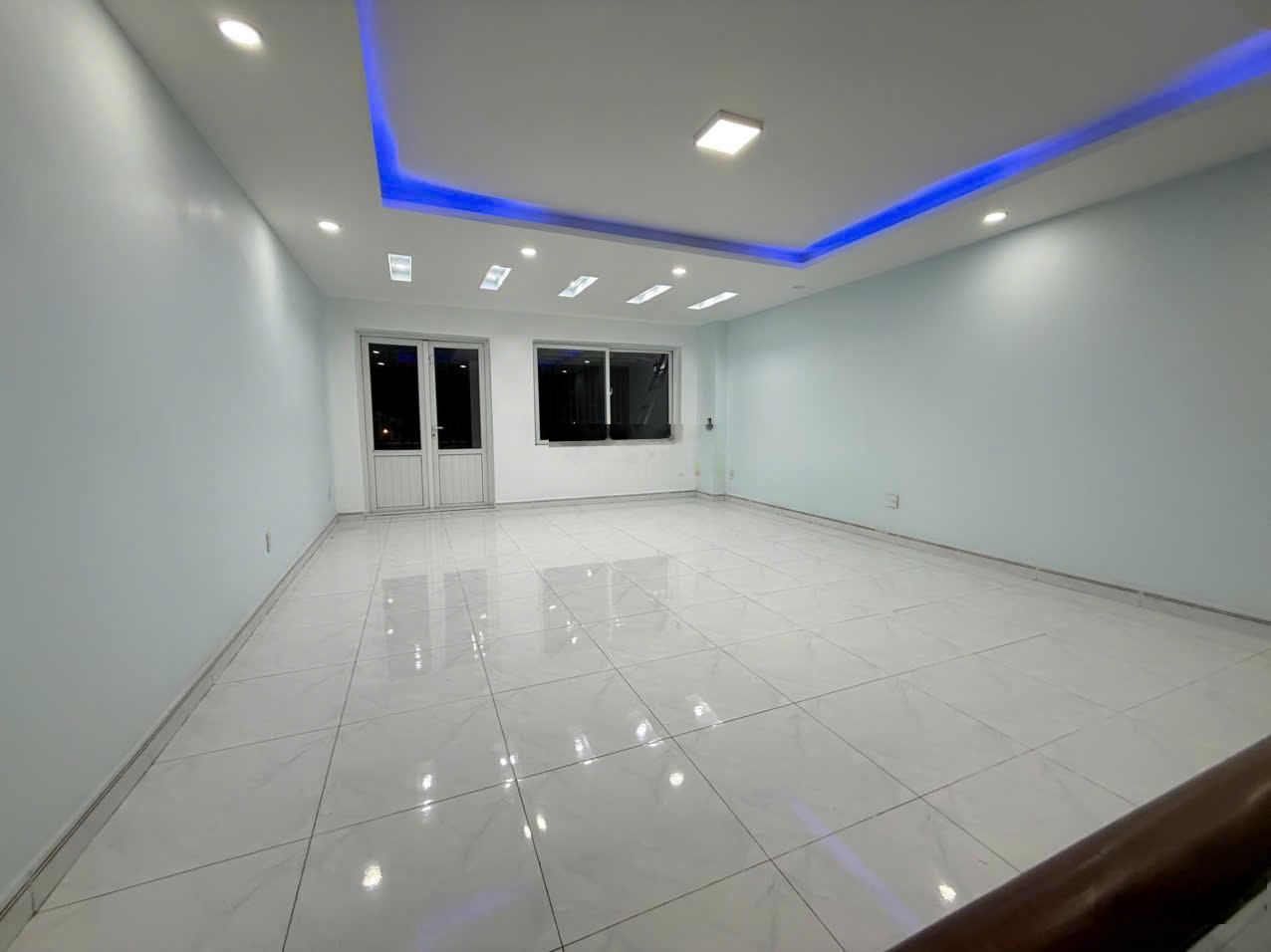 Cần cho thuê nhà nguyên căn ngay trung tâm tp mới. 6 phòng ngủ,6WC