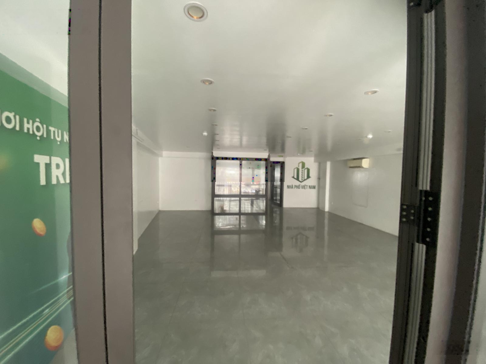 Cho thuê nhà mặt phố Vũ Tông Phan, diện tích: 100m2 x 2 tầng thông sàn, mặt tiền: 7m, trừ hàng ăn