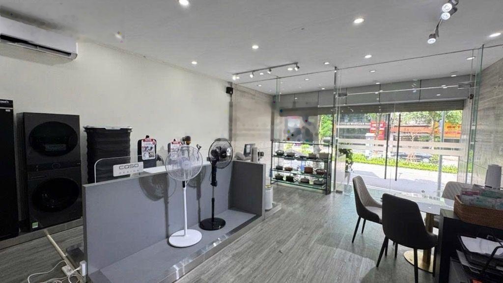 Bán nhà mặt phố Lạc Long Quân, Dt 140m, Mt 8m, Gara Ô tô, Kinh doanh, Vỉa hè, Giá: 98 tỷ