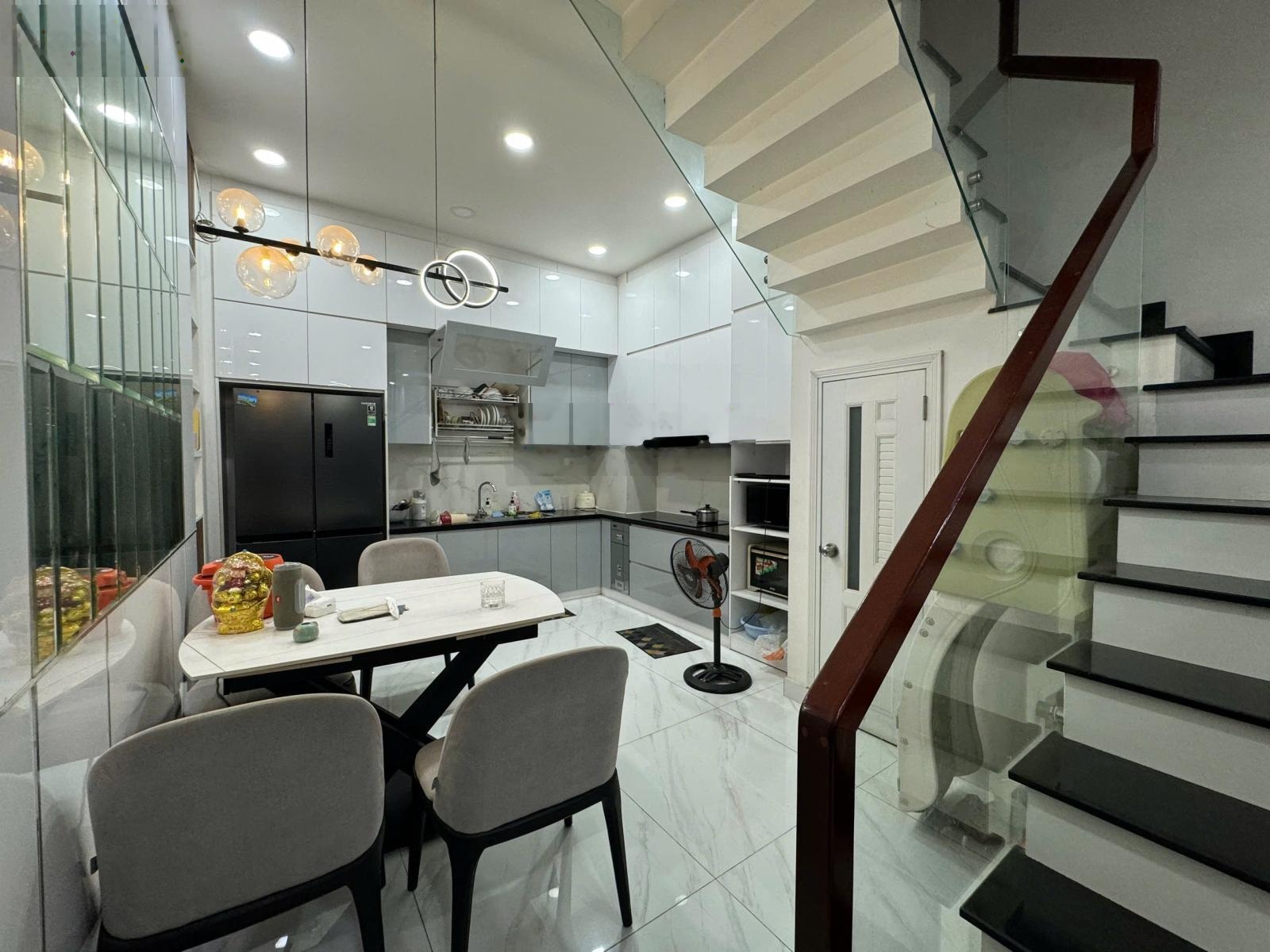 Bán nhà 2 mặt hẻm 4M ô tô đỗ cổng DT 4x18.3 nhà 3 Tầng