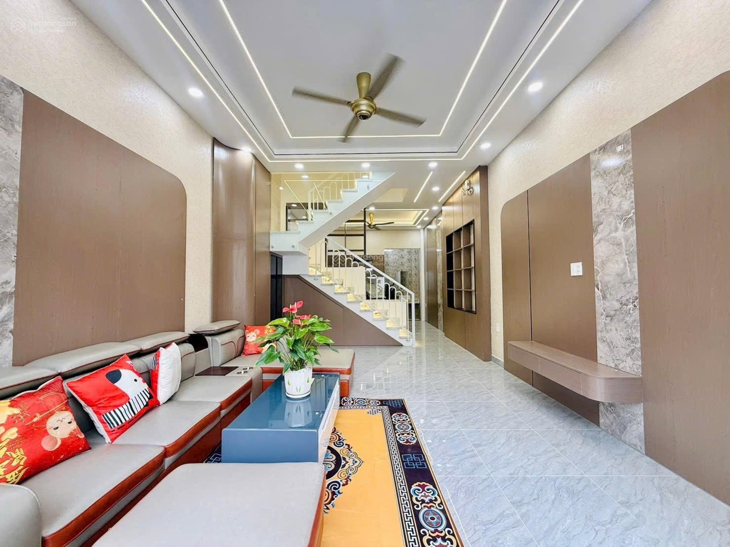 Nhà mới xây 1 trệt 2 lầu đẹp lung linh 6.5 tỷ