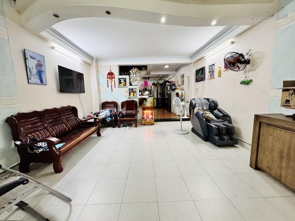 Ngay trung tâm hoàng hoa thám sát mặt tiền chợ cây quéo giáp phú nhuận nhà 4 tầng 3pn