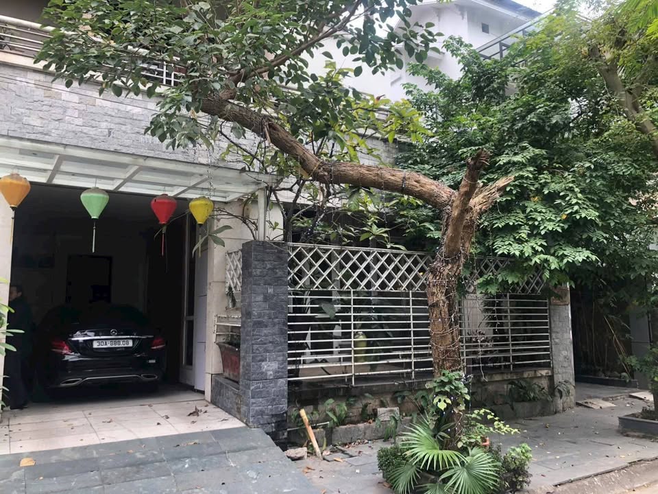 Bán biệt thự 3 tầng, 179m2, mặt tiền12.3m, hàng xóm Vinhomes Riverside, gần hồ điều hòa, giá 52 tỷ