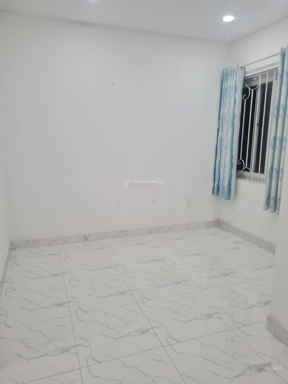 Cho thuê nhà phố 1 trệt 2 lầu, mặt tiền kinh doanh. Giá chỉ 12 triệu