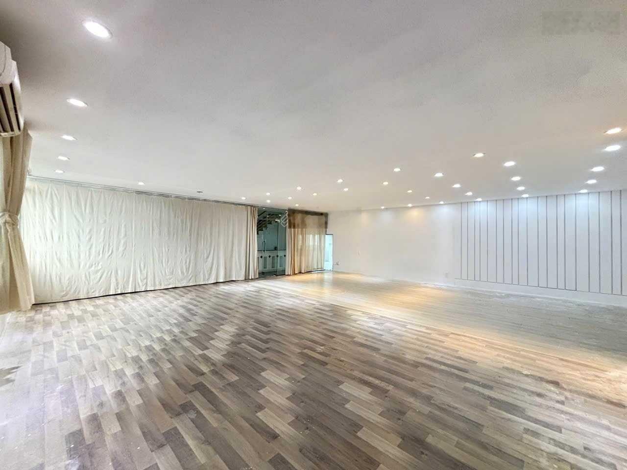 Cho thuê văn phòng đường Tôn Đản, Quận 4. DT 110m2 ( cắt 80m2) view cử sổ