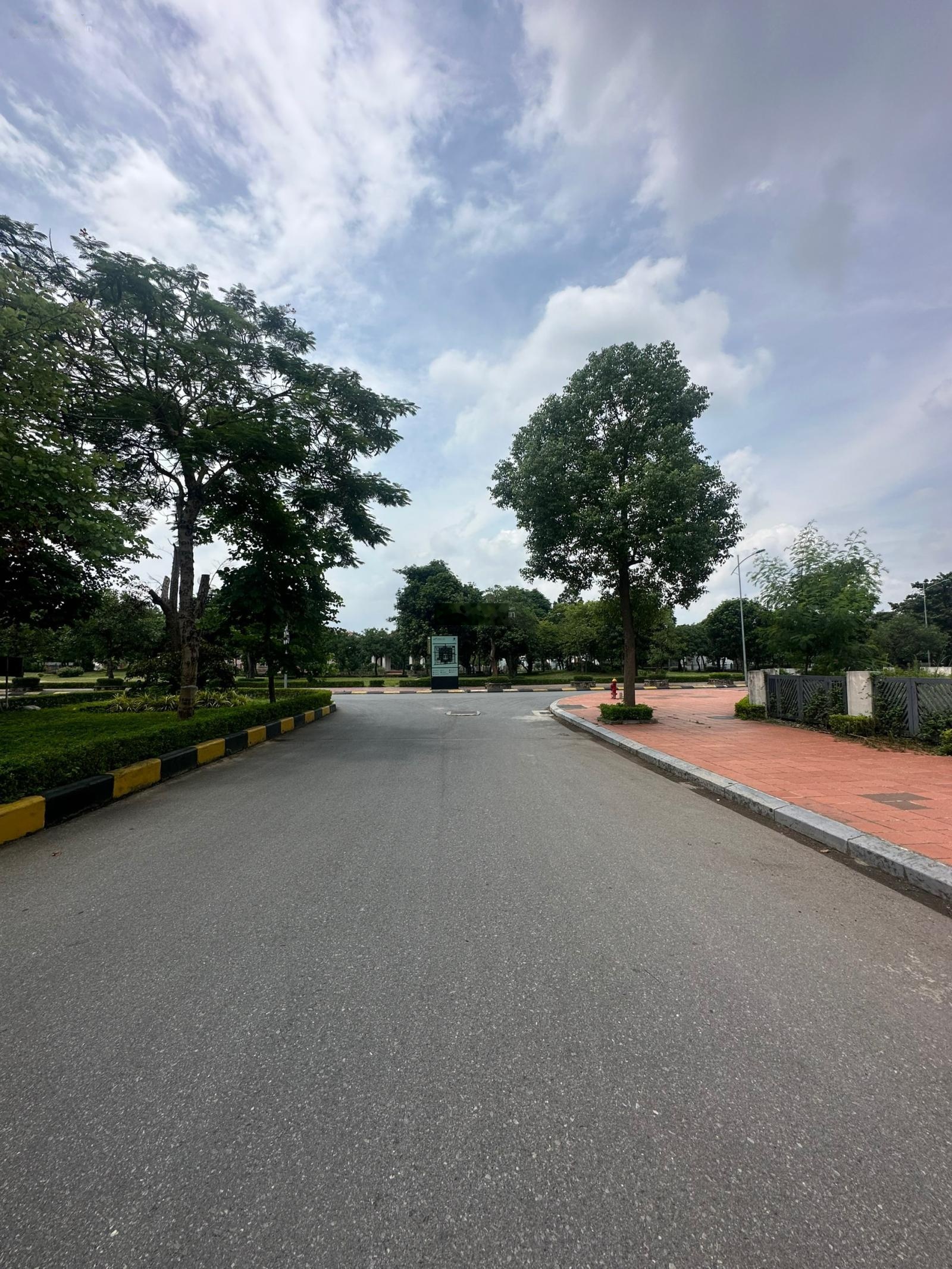 Tôi bán gấp: Căn 4T, DT: 109m2, MT: 7m. Đ/C: KĐT Đặng Xá, Gia Lâm, HN. Cho thuê dòng tiền ổn định