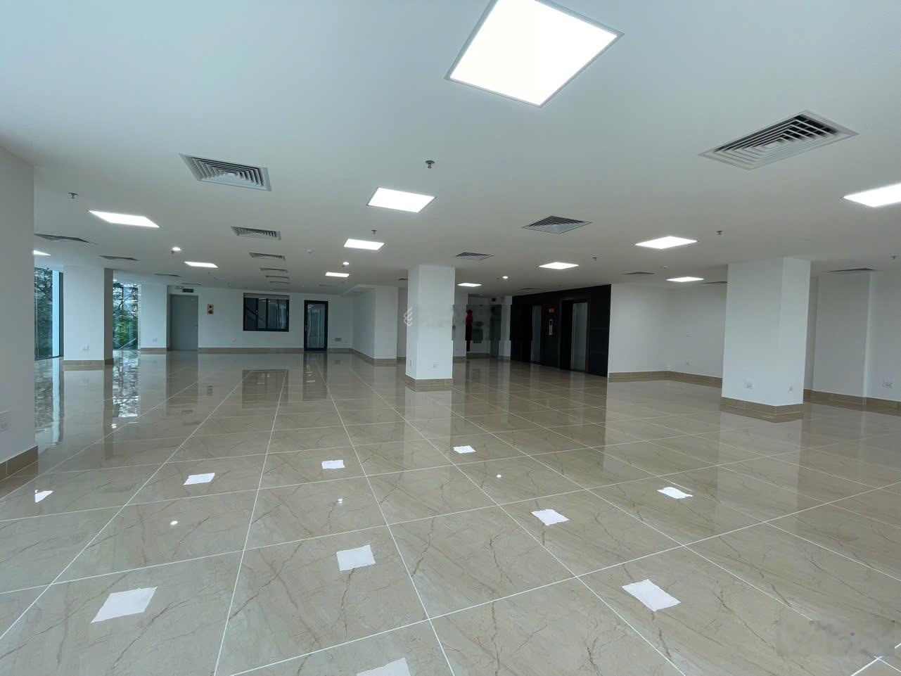 Chủ quan chức cho thuê toà nhà VP DT 375m2 MT 11m - XD 9 tầng. Nhà mới xây, đủ PCCC. LH 0946698598