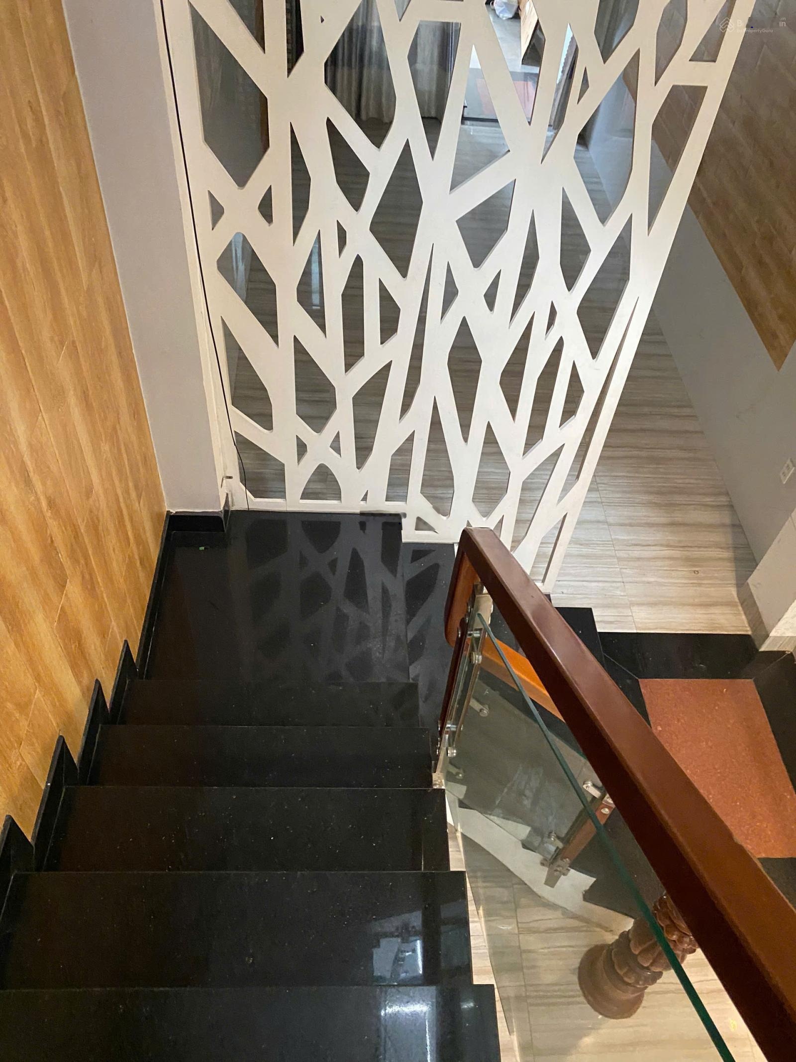 Bán nhà 3 tầng măt tiền tại đường Núi Thành, 158m2 giá siêu hời,