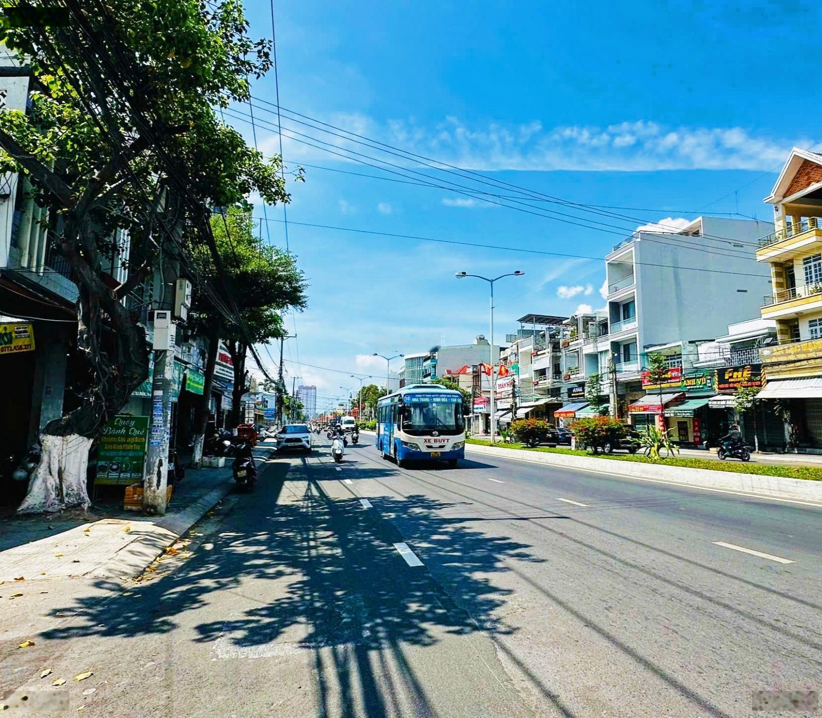 Nhà ô tô quay đầu, đường 2/4 gần bến xe phía Bắc * cách biển: 1,8km * giá: 4 tỷ 500 triệu