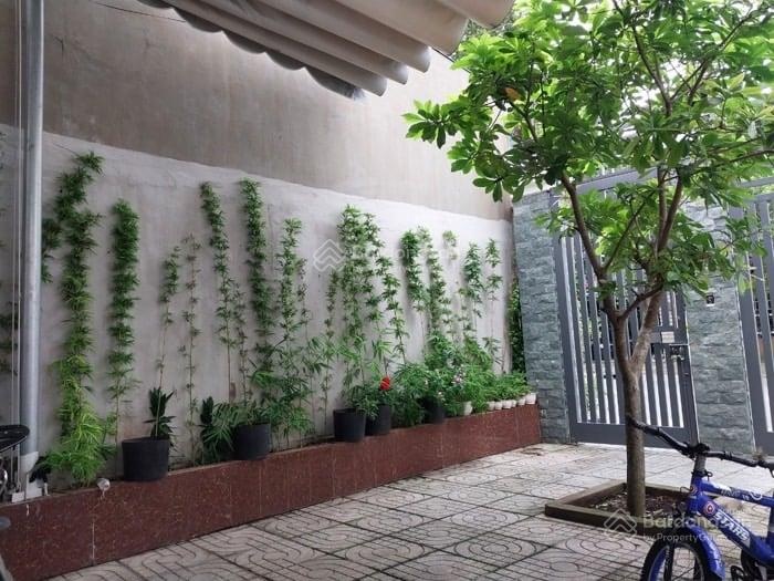 - nhà phố mặt tiền đường lê thị hoa, chiều ngang 9m, thích hợp kinh doanh nhà hàng, căn hộ dịch vụ