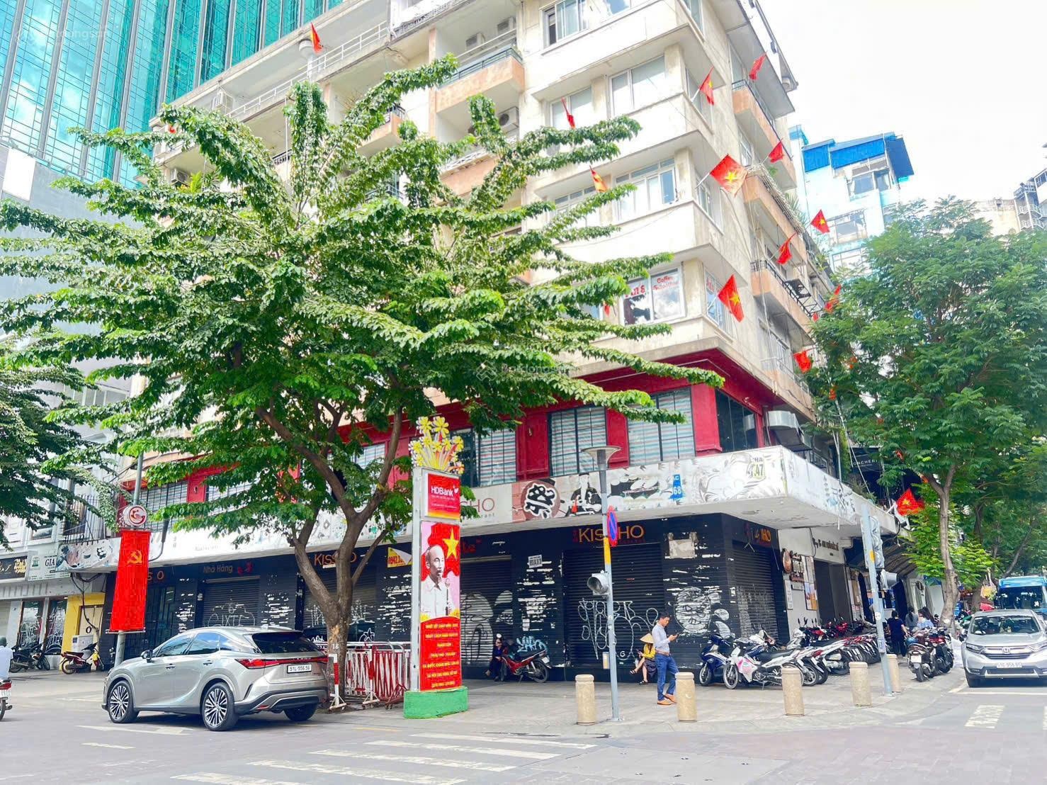 Cho thuê 900m2 siêu vị trí góc 2 MT Nguyễn Huệ, P. Bến Nghé Quận 1