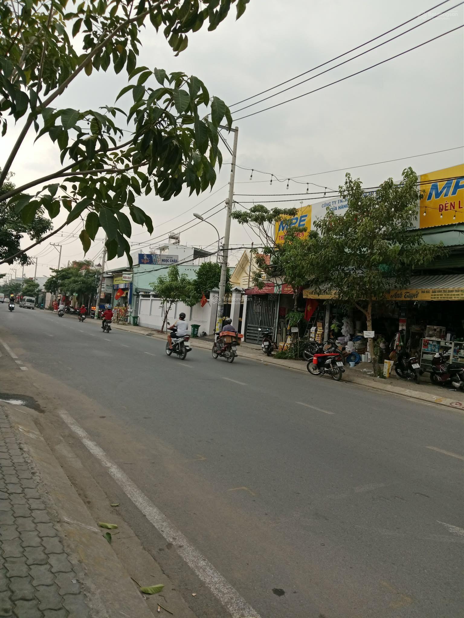 Nhà 4 tầng BTCT ngang 8.3m hiếm 117m2 gần ngã tư Ga Q12, giá 7.4 tỷ TL