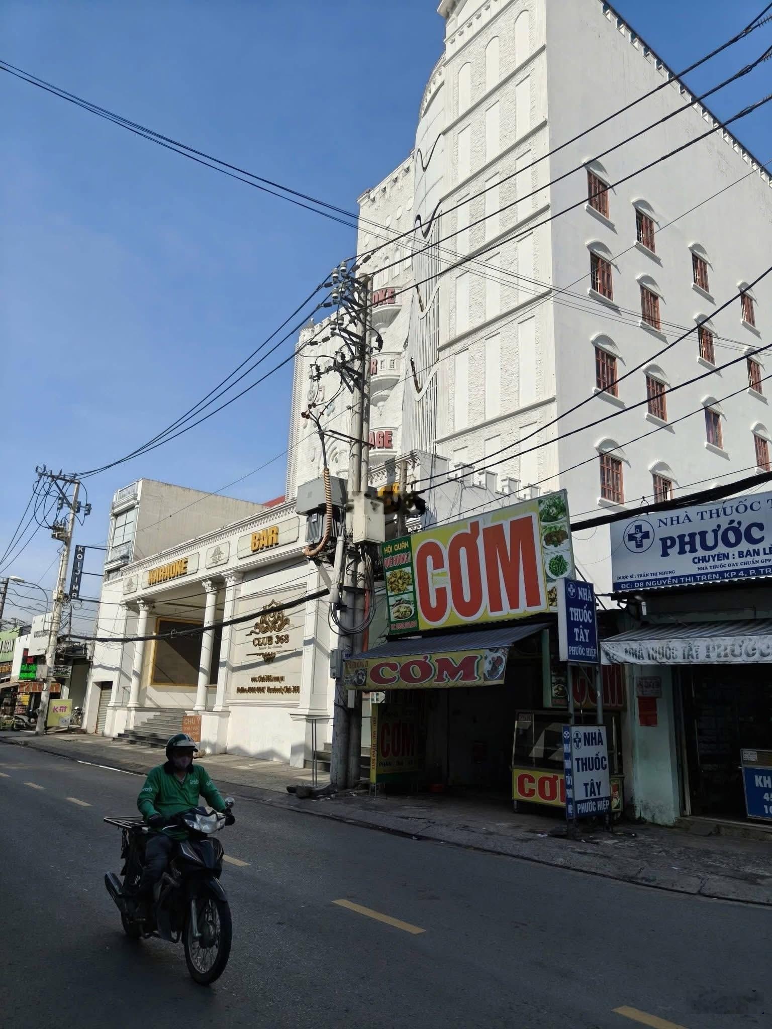 Toà nhà 6lầu ngang 25m gồm 34phòng. MT đường 10m cách QL22 50m. Sàn 2600m2 giá 68tỷ TL