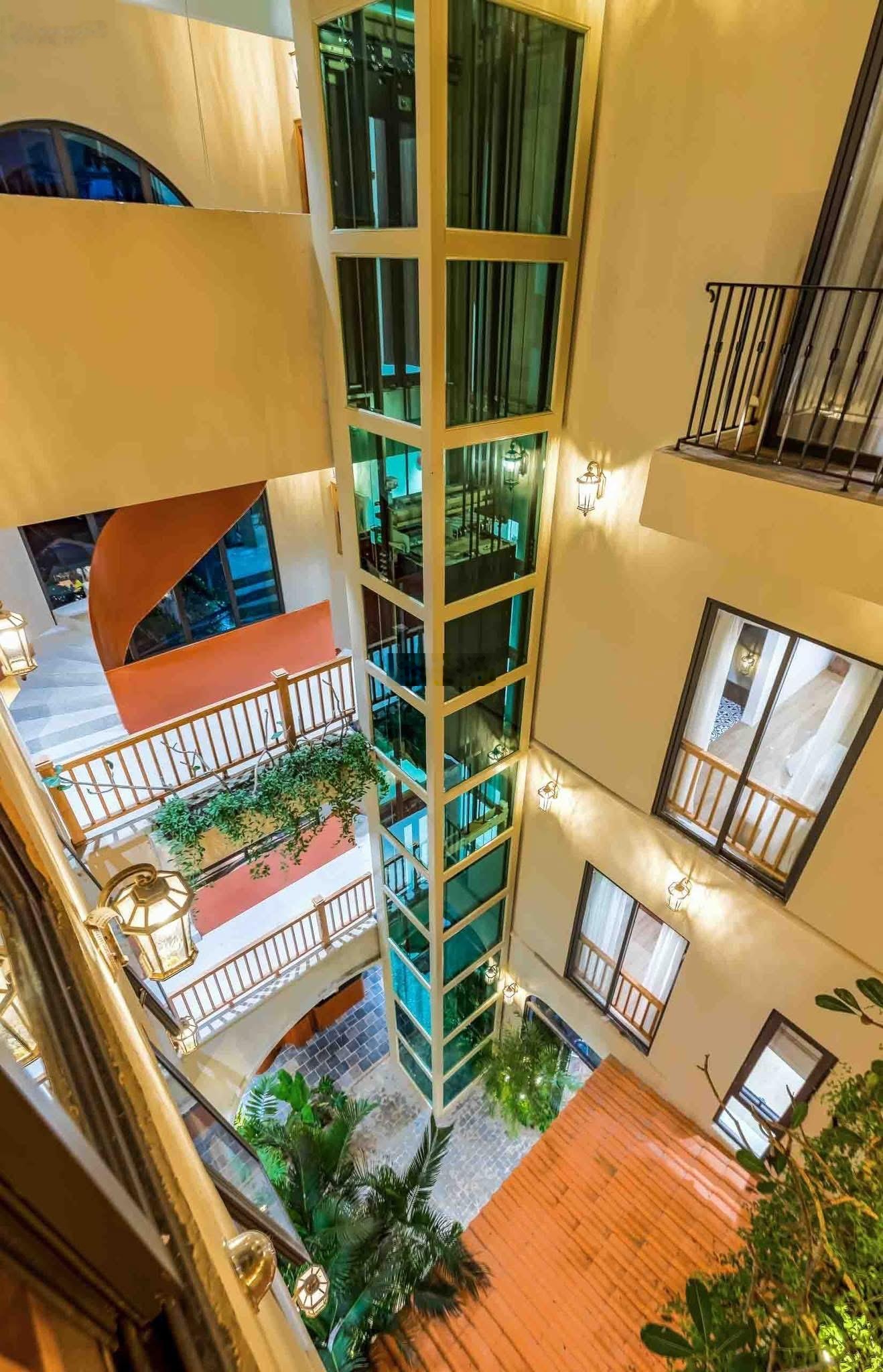 Toà căn hộ góc 2MT ngay sát bãi biển Mỹ Khê 100m. Diện tích 146m2 - Dòng tiền 180triệu/tháng