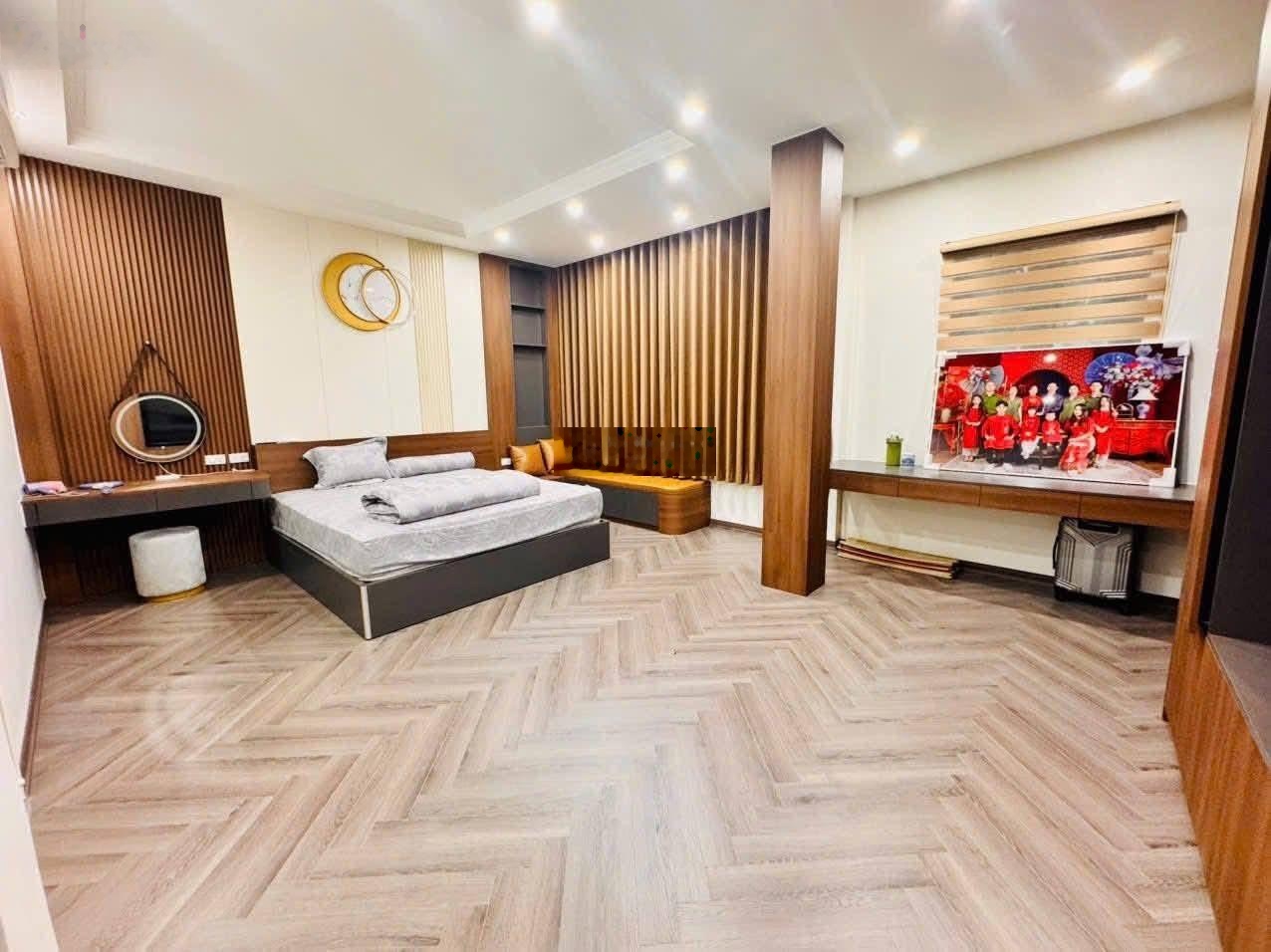 Bán nhà đường Chiến Thắng - kinh doanh - phân lô VIP - ô tô tránh - vỉa hè rộng