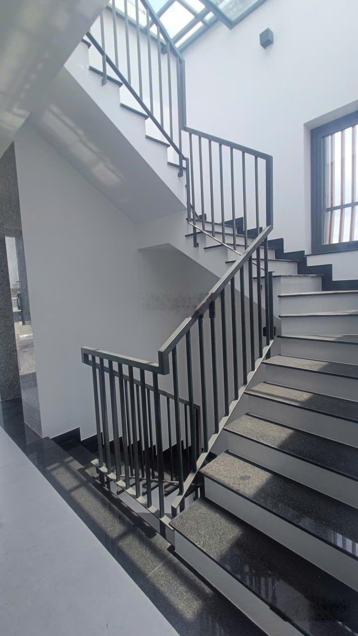 2 MT Lê Hoàng Phái, 6,5 x 20m, hầm 6 tầng TM 70 triệu/tháng