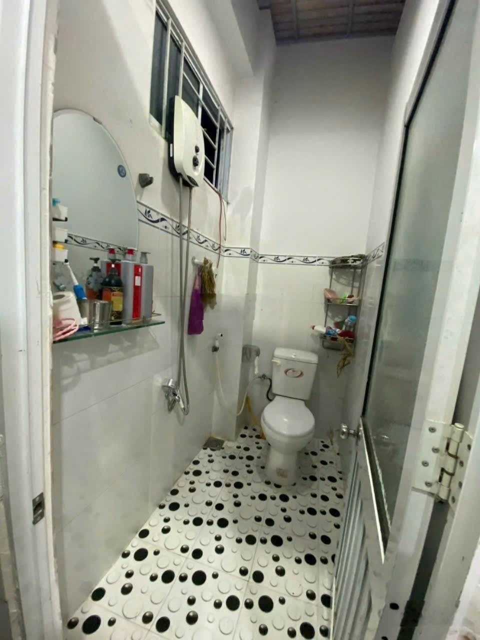 Nhà phố Bắc Nha Trang 02 tầng đẹp, kiên cố, sổ hoàn công, gần chợ Vĩnh Hải & gần biển.