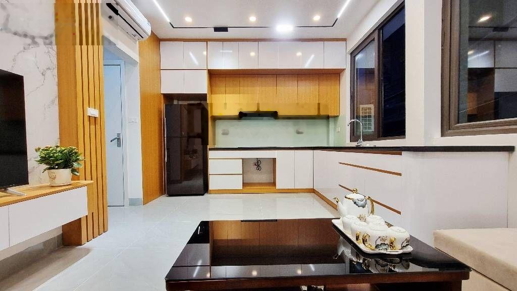 12,8 tỷ nhà phố Giáp Bát oto vào nhà, mặt chợ cách 10m ra mặt phố, ngõ thông sang phố Kim Đồng.