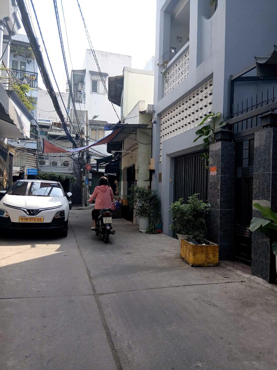 Xe hơi ngủ trong nhà đ. huỳnh tấn phát q.7 giá 5,37 tỷ