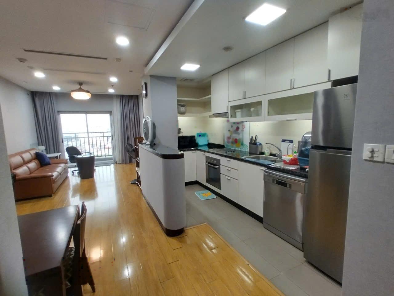 (Chủ nhà đăng tin) cho thuê căn góc 105m2 3PN 2VS đủ đồ cao cấp 376 Bưởi, Hà Nội, 20t