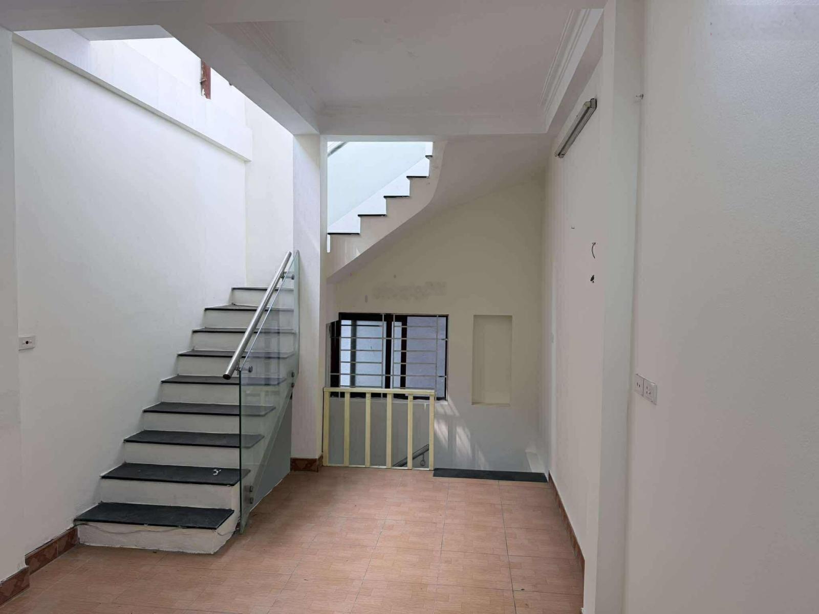 GĐ bên Úc cho thuê nhà 36m2 4 tầng cửa cuốn cửa gỗ thông phòng