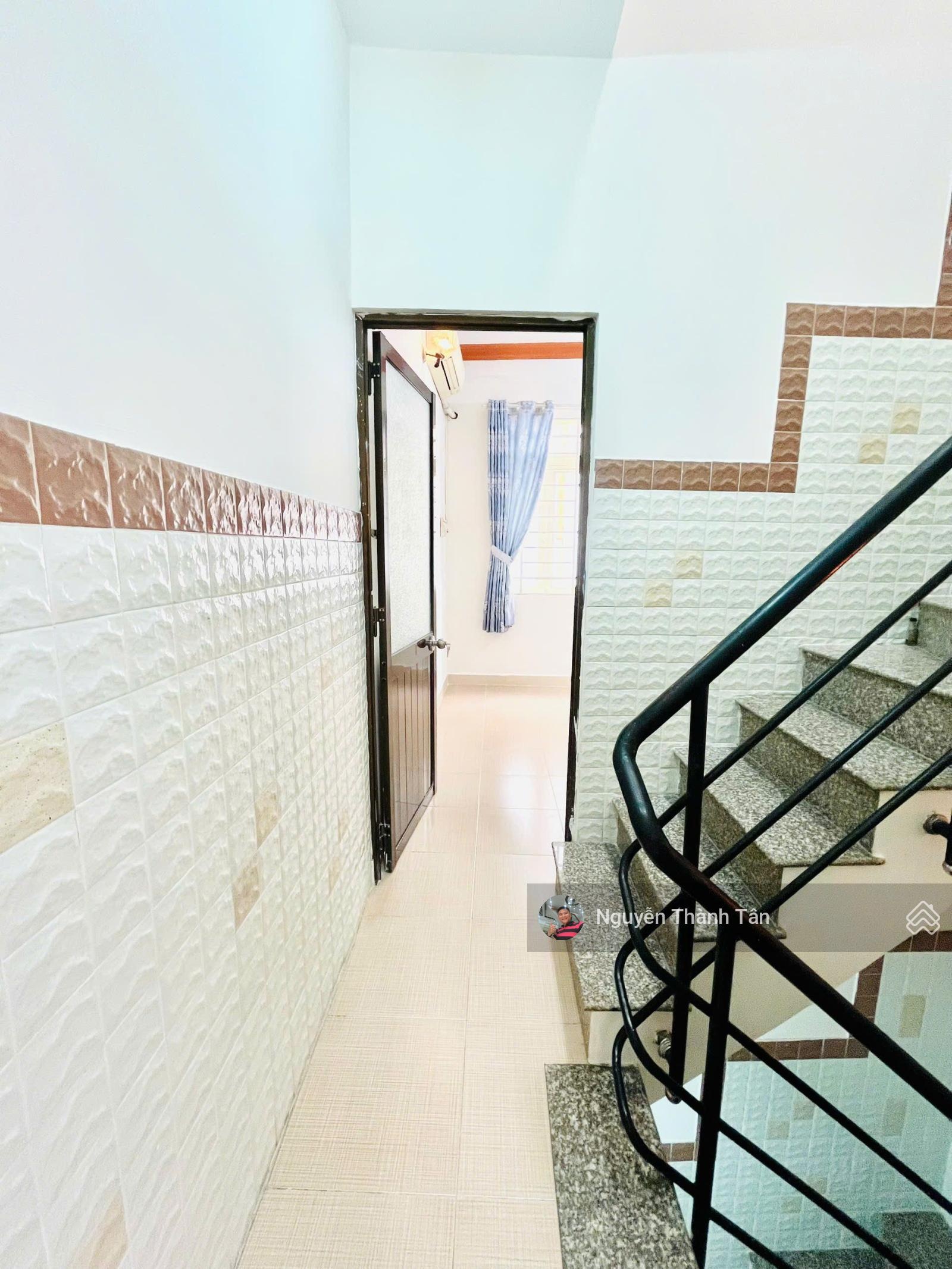 Phan Xích Long, cho thuê nhà 4 phòng ngủ - Nhỏ xinh sẵn máy lạnh giá siêu rẻ