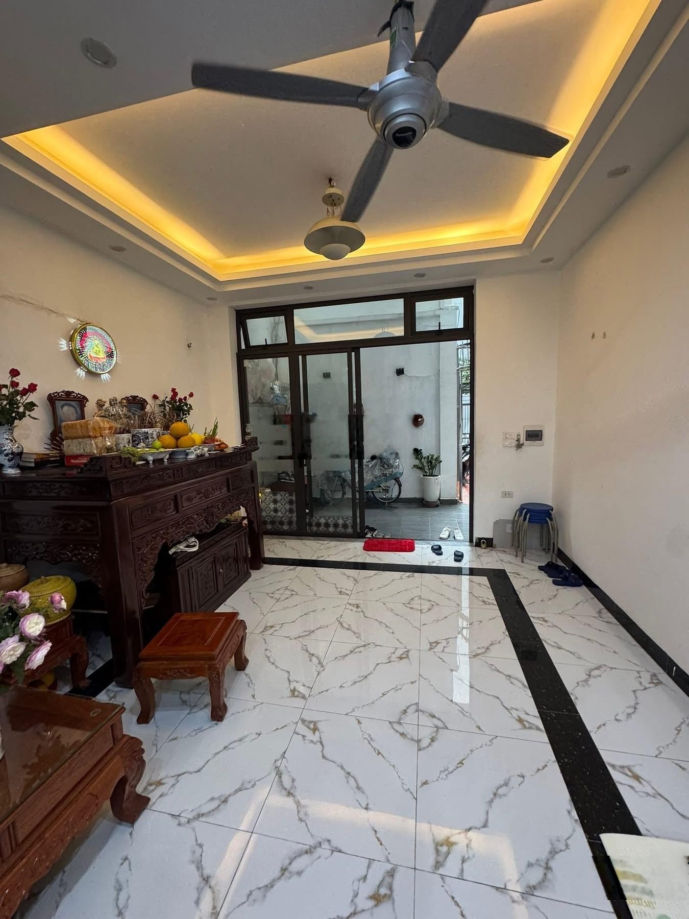 Nhà Cầu Giấy trong ngõ lại sau ra mặt phố ạ. DT 64m2 mặt tiền rộng nhà 4 tầng đẹp giá nhỉnh 10 tỷ