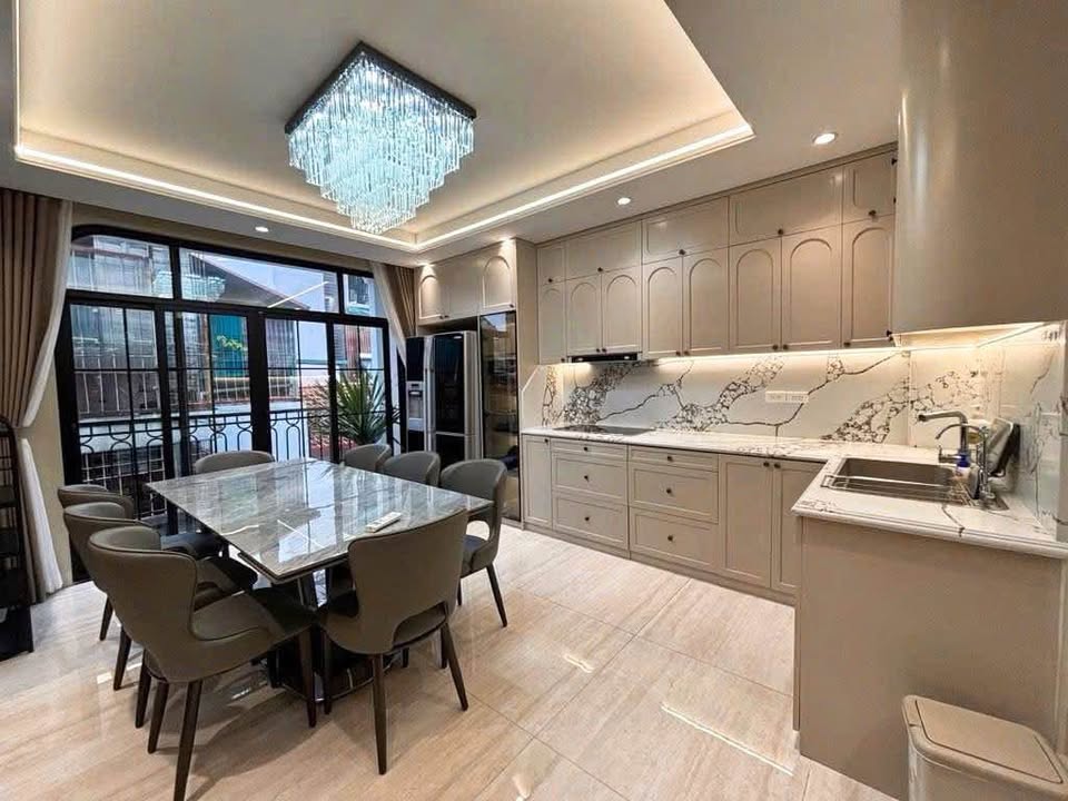 Bán nhà 6 tầng Giảng Võ, gara ô tô, thang máy, sân thoáng vĩnh viễn, giá hấp dẫn