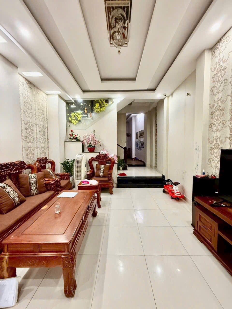 Chủ gấp bán nhà ngay Đại học Công Thương thuộc Tân Phú, hẻm xe hơi