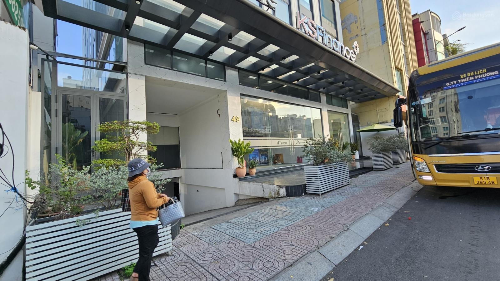 Cho thuê nhà mặt tiền Sương Nguyệt Ánh, Phường Bến Thành, Quận 1. DT: 10x20m. 1 hầm 1 trệt 5 lầu