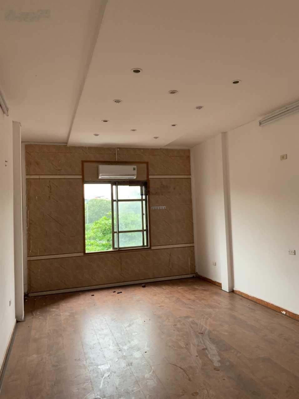 Cho thuê văn phòng mặt đường Lê Văn Lương. DT 18m2, giá 3tr/th