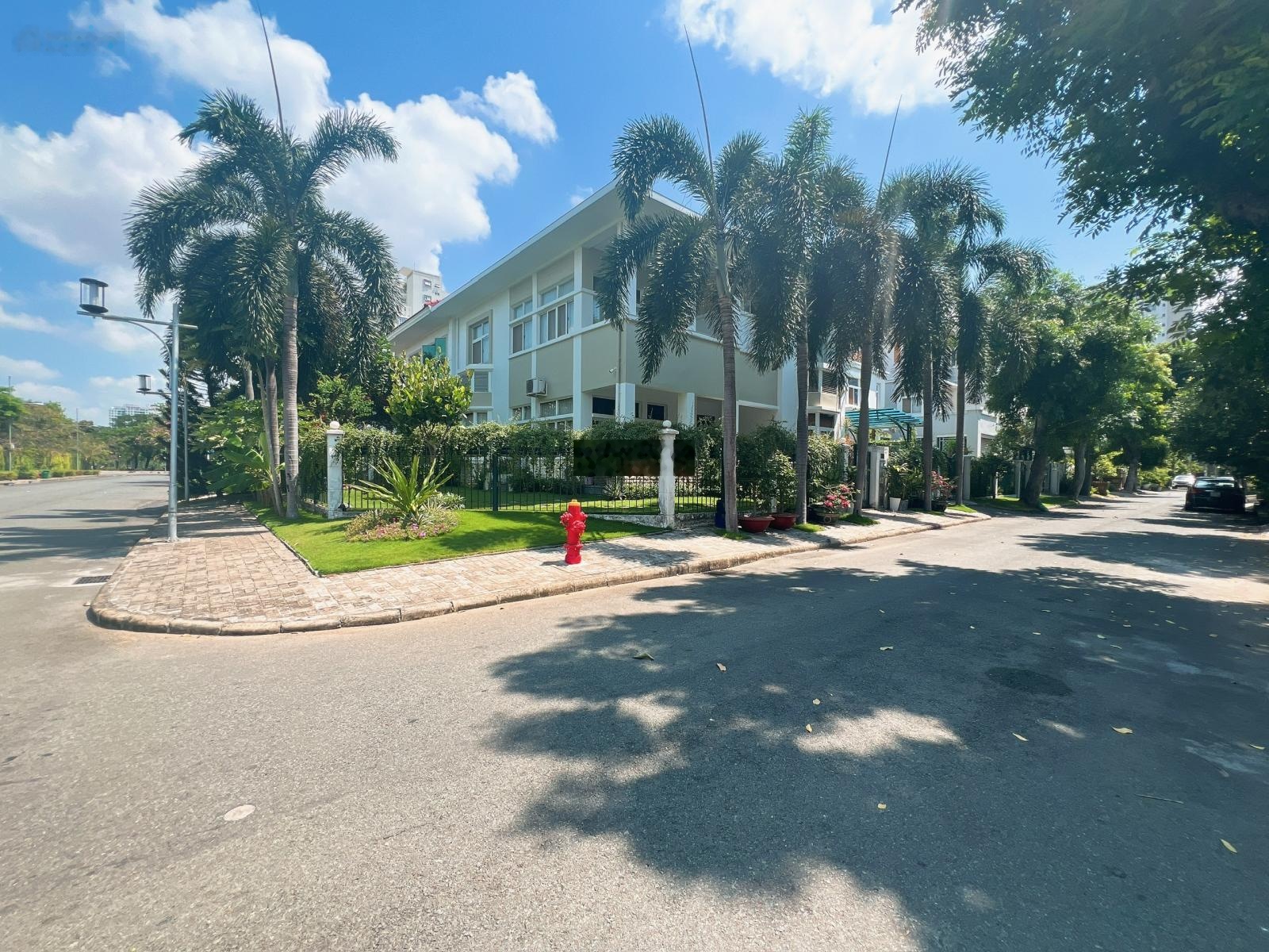 Bán biệt thự, căn góc 2 mặt tiền khu Mỹ Phú 1, Phú Mỹ Hưng, Quận 7. Giá 125tỷ, sổ hồng. 0903775178