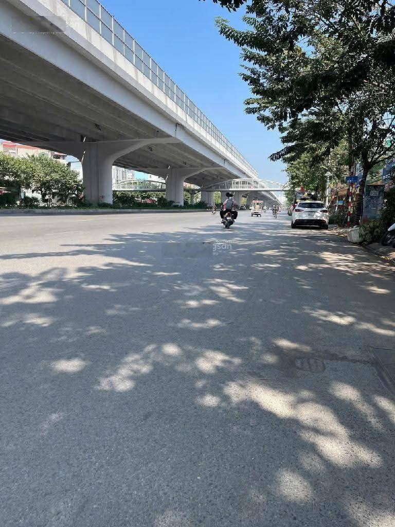 Mặt phố Phạm Văn Đồng, mặt tiền khủng. Cho thuê văn phòng, salong ô tô như nấm KD hái ra tiền