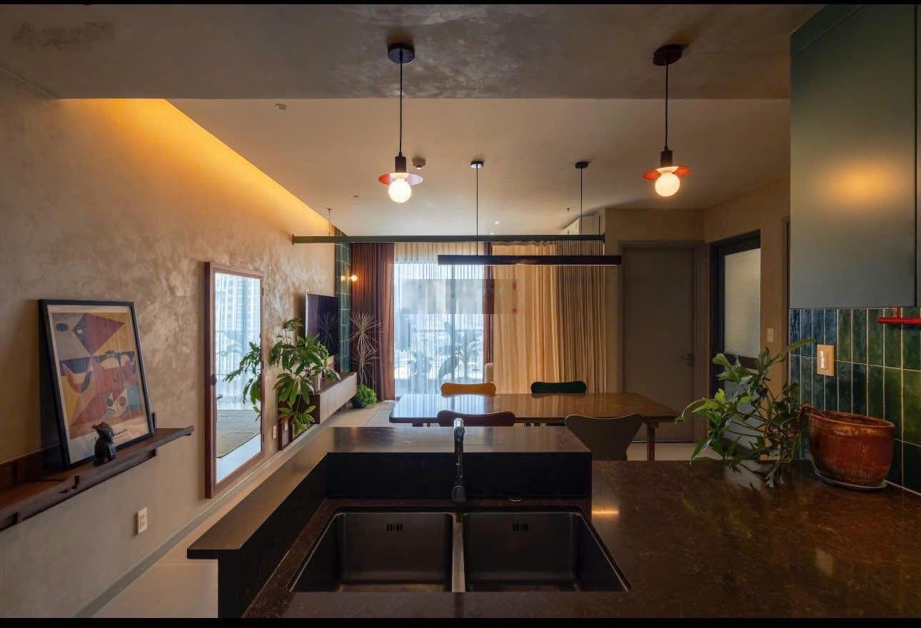 Thuê 2PN 2WC 80m2 tôn gỗ mới 100% ban công view chill - Bến Vân Đồn quận 4 gần Q1 Q3 LH 0775924600