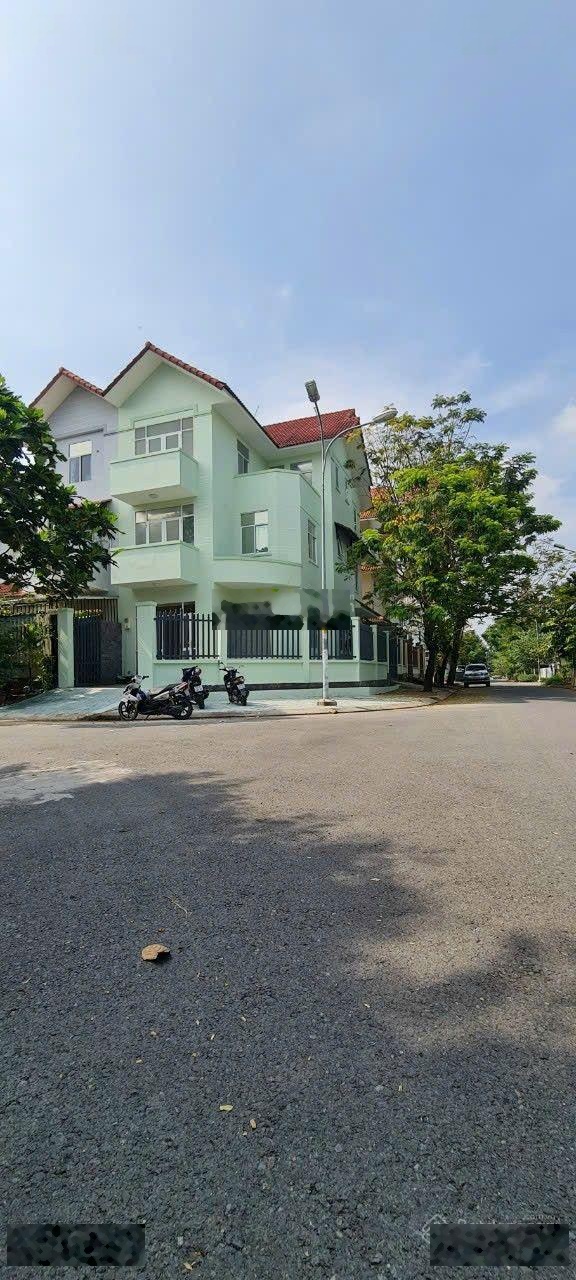 Chính chủ bán gấp căn nhà góc 2 mặt tiền KDC Conic 13B. Diện tích 8,5x18m gồm 1tr, 3l. Giá 13tỷ3 tl