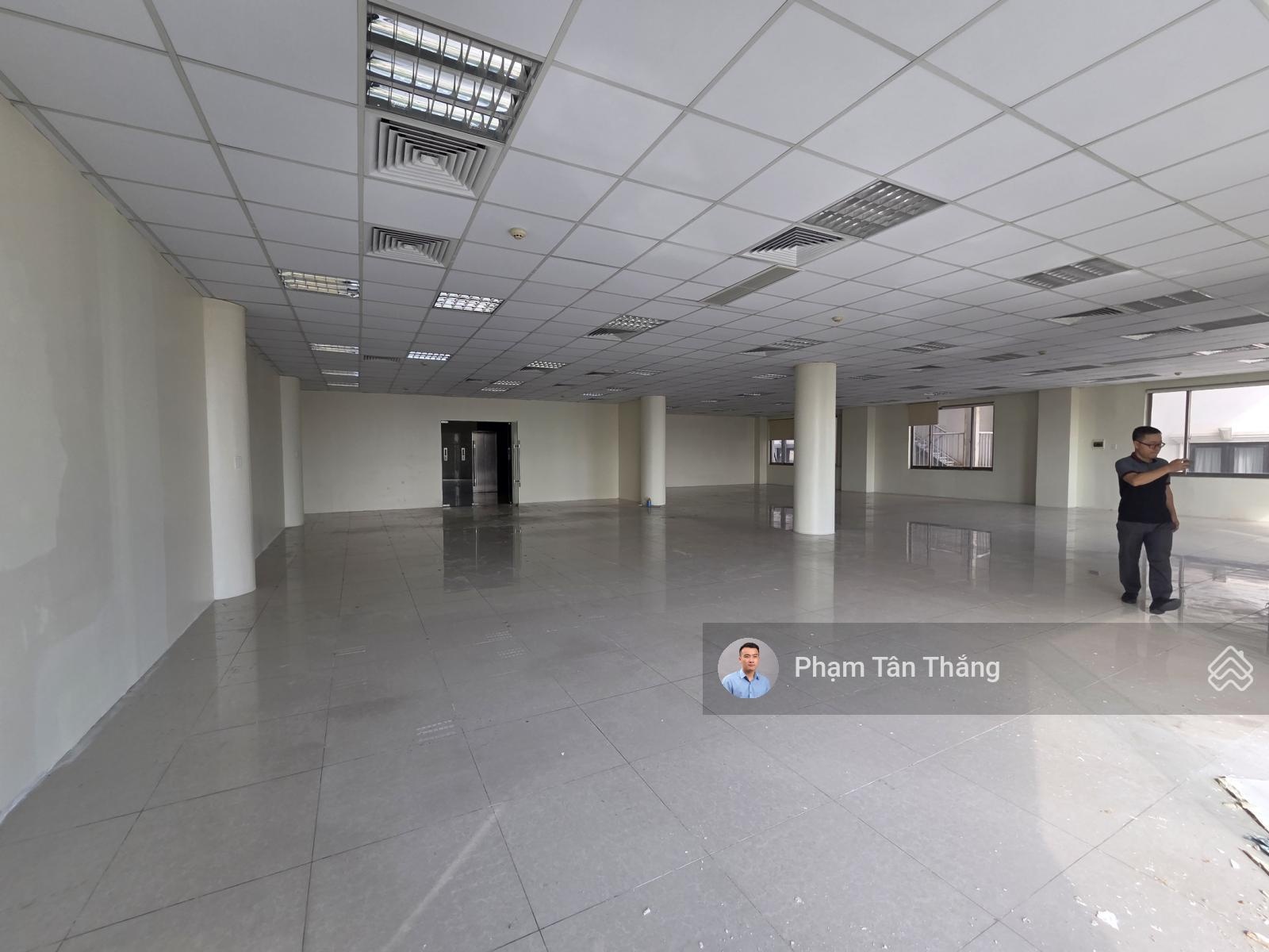 Cho thuê gần 300m2 sàn văn phòng lô góc, thông sàn, view siêu đẹp Lê Hồng Phong