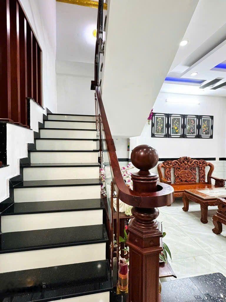 Nhà MTKD, KDC vip, 127M2 khu 38 hecta, 4 tầng, SHR, Đường 20M, chỉ 15 tỷ