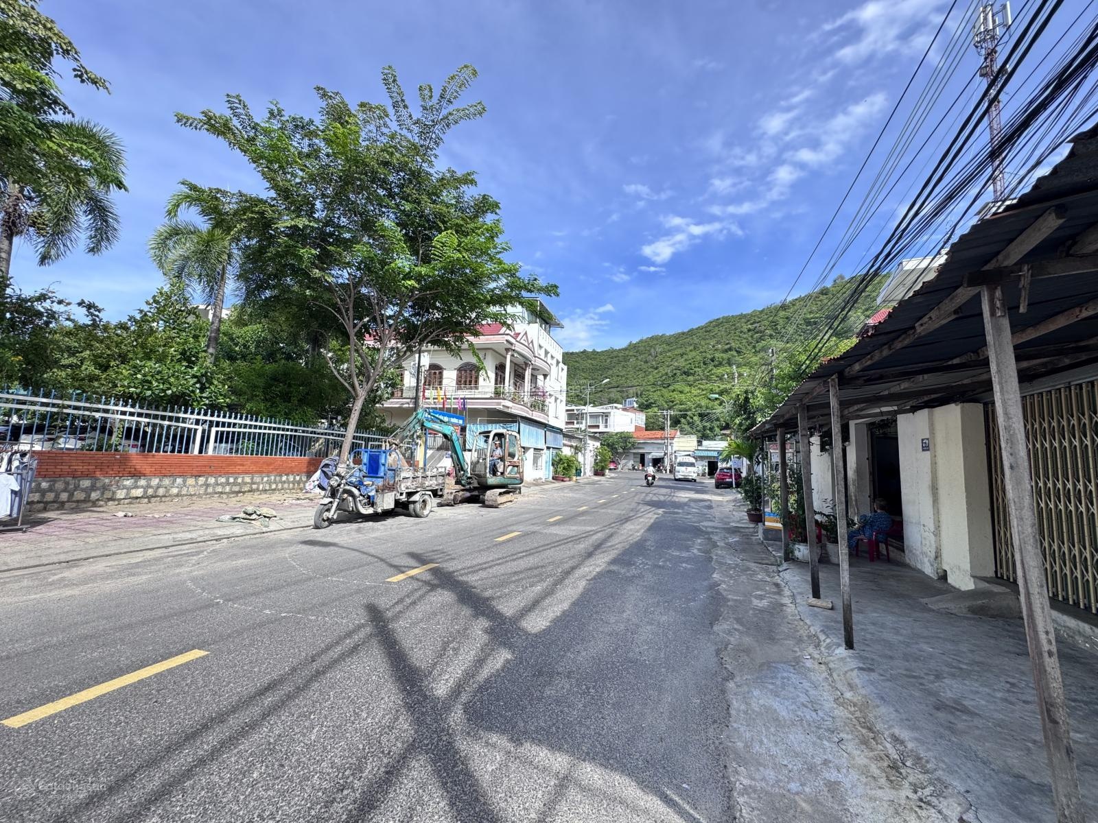 Bán lô đất đẹp 3 mặt tiền Trường Sơn, Phường Nam Nha Trang, cách biển 1km