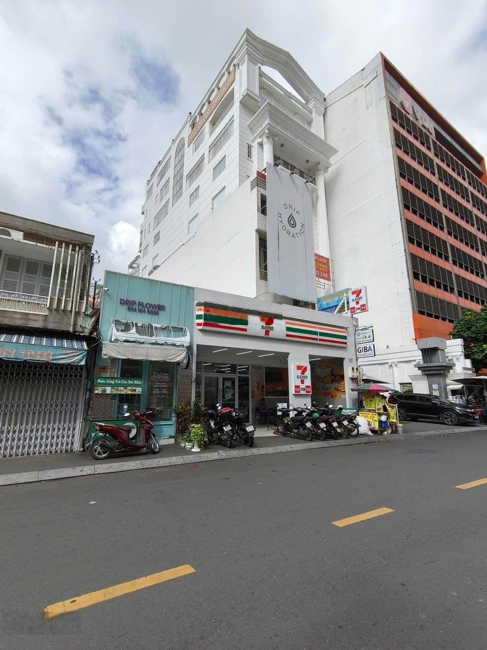 Khuôn đất - Ngang 11m x 30m - Gần Chợ Bến Thành, P Cô Giang, Q.1 - Giá: 185 tỷ