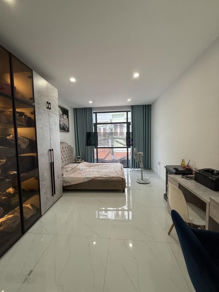 Bán nhà chủ ở 3 tầng/ sân rộng- 3 pn- hẻm 4m thoáng - huỳnh tấn phát, ngay nam long trần trọng cung