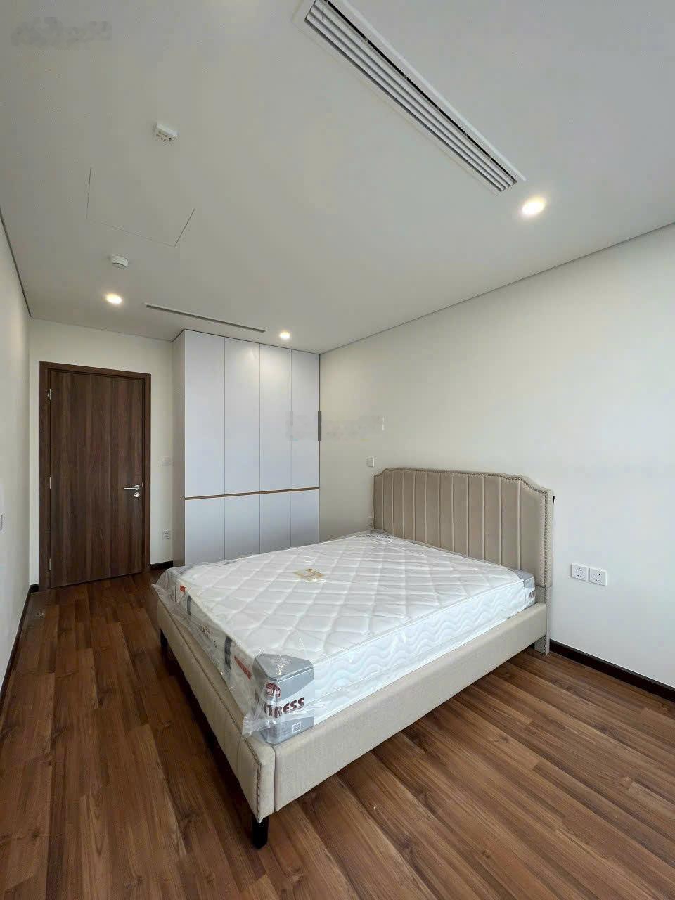 Cho thuê Hà Nội Center Point 3 phòng ngủ 2wc giá 15tr/tháng, nội thất cơ bản. 0964555232Công)