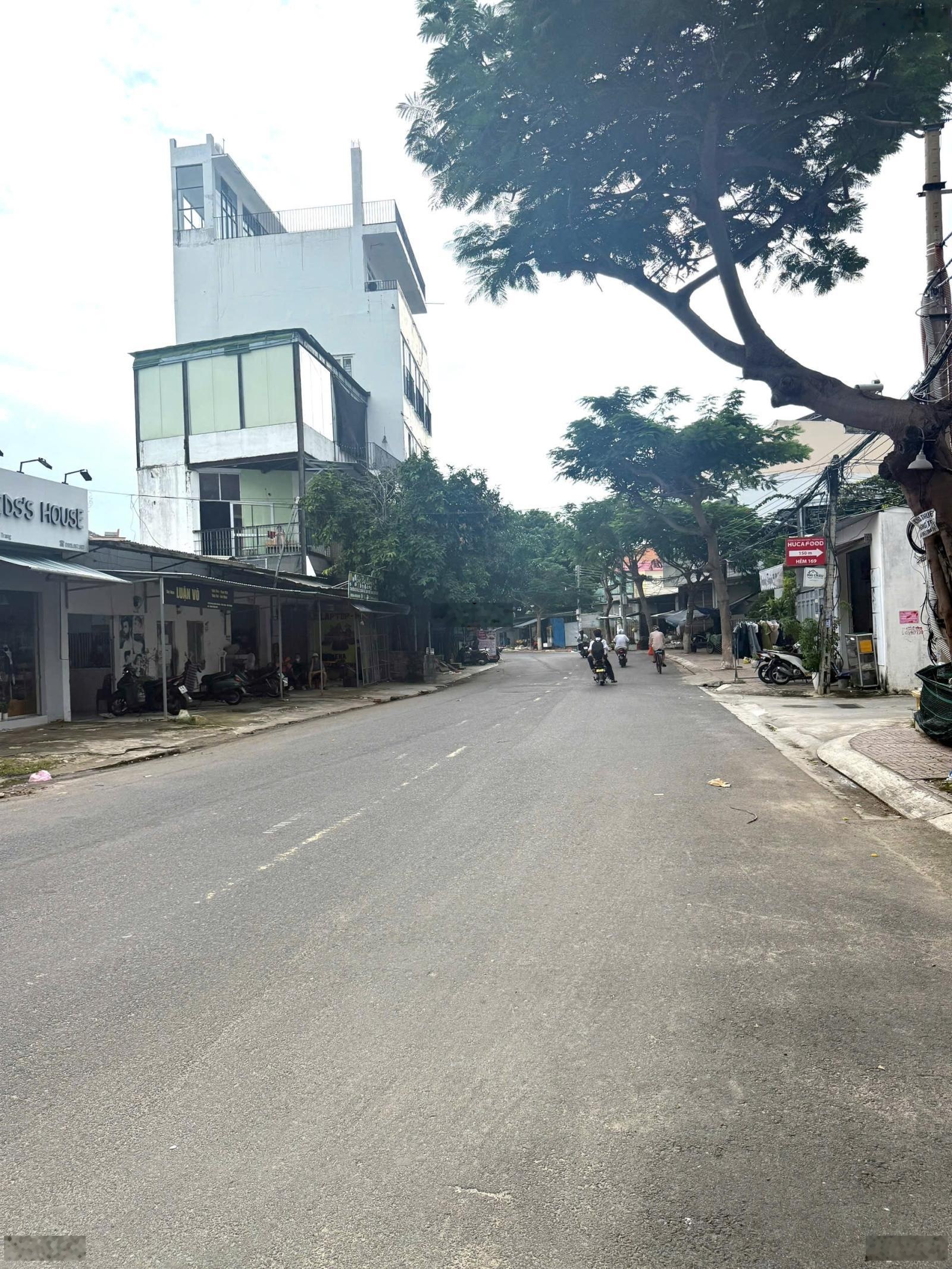 Bán căn nhà mặt tiền đường Ba Làng ngang gần 8m cách biển Phạm Văn Đồng 150m giá 130 tr/m2