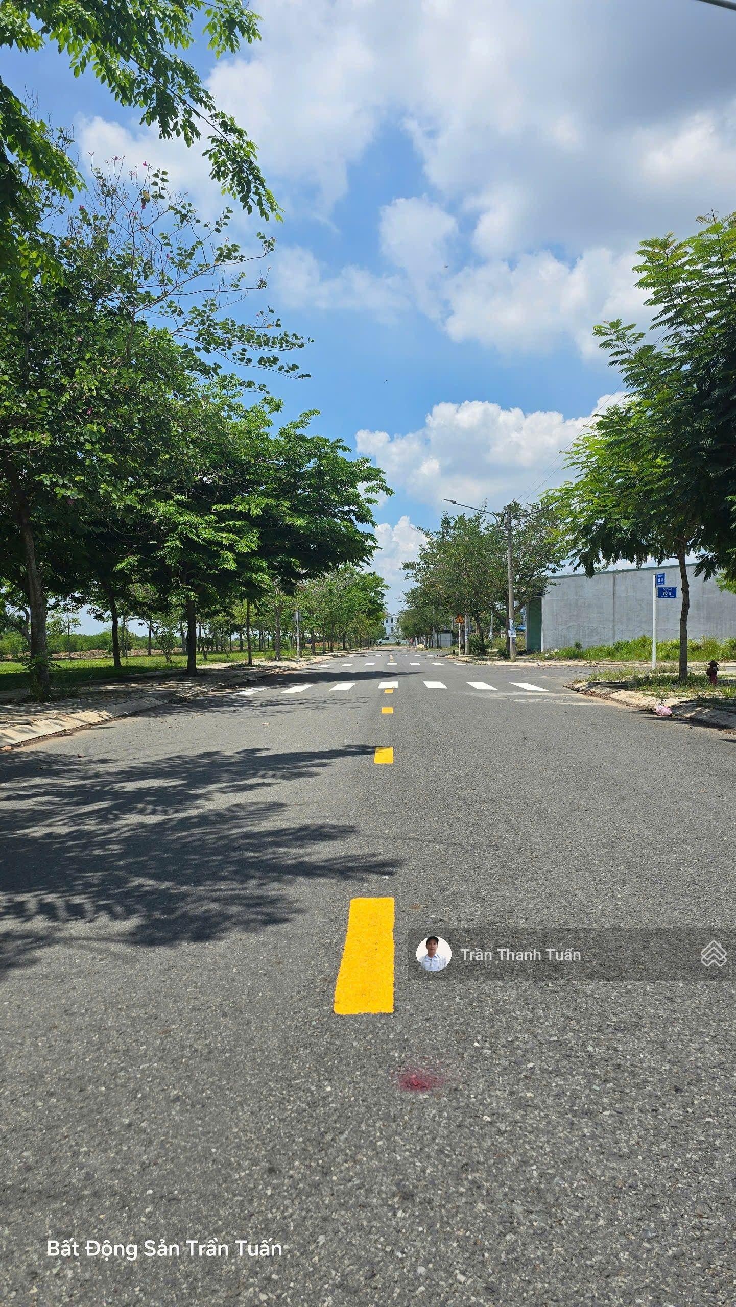 Hiếm, nền góc 3 mặt tiền đường, view công viên cây xanh bờ kênh